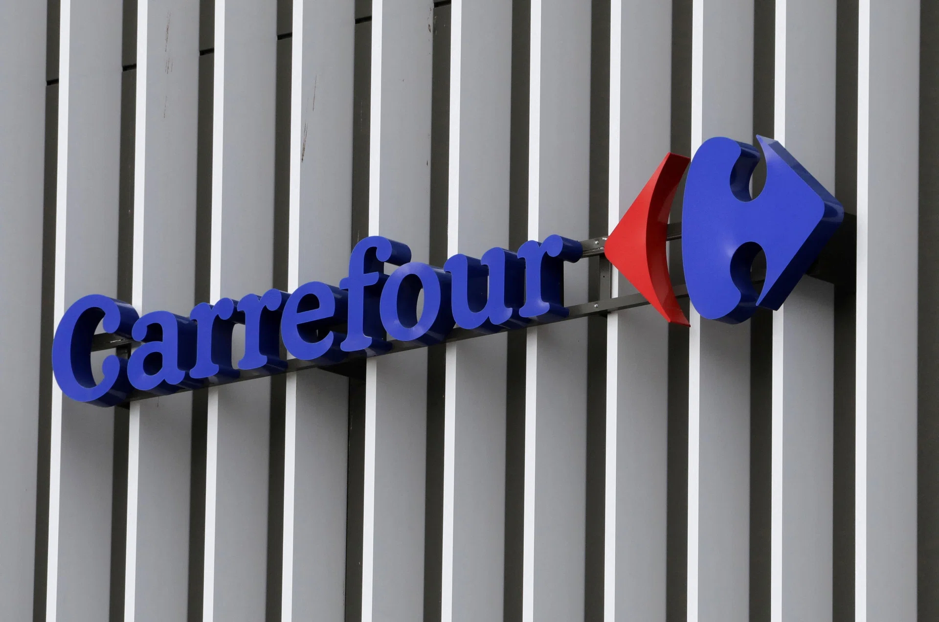 Retailer Carrefour targets higher cash and profits as CEO Bompard unveils new strategy plan