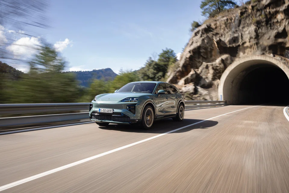 The Cayenne Turbo Electric's drag coefficient of 0.25 (which tells you that the car slips through the air) and 113 kWh battery pack deliver a claimed range of up to 624 km.