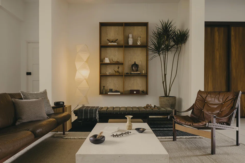 The living room epitomises design firm TE-EL’s ethos of pared-back simplicity. 