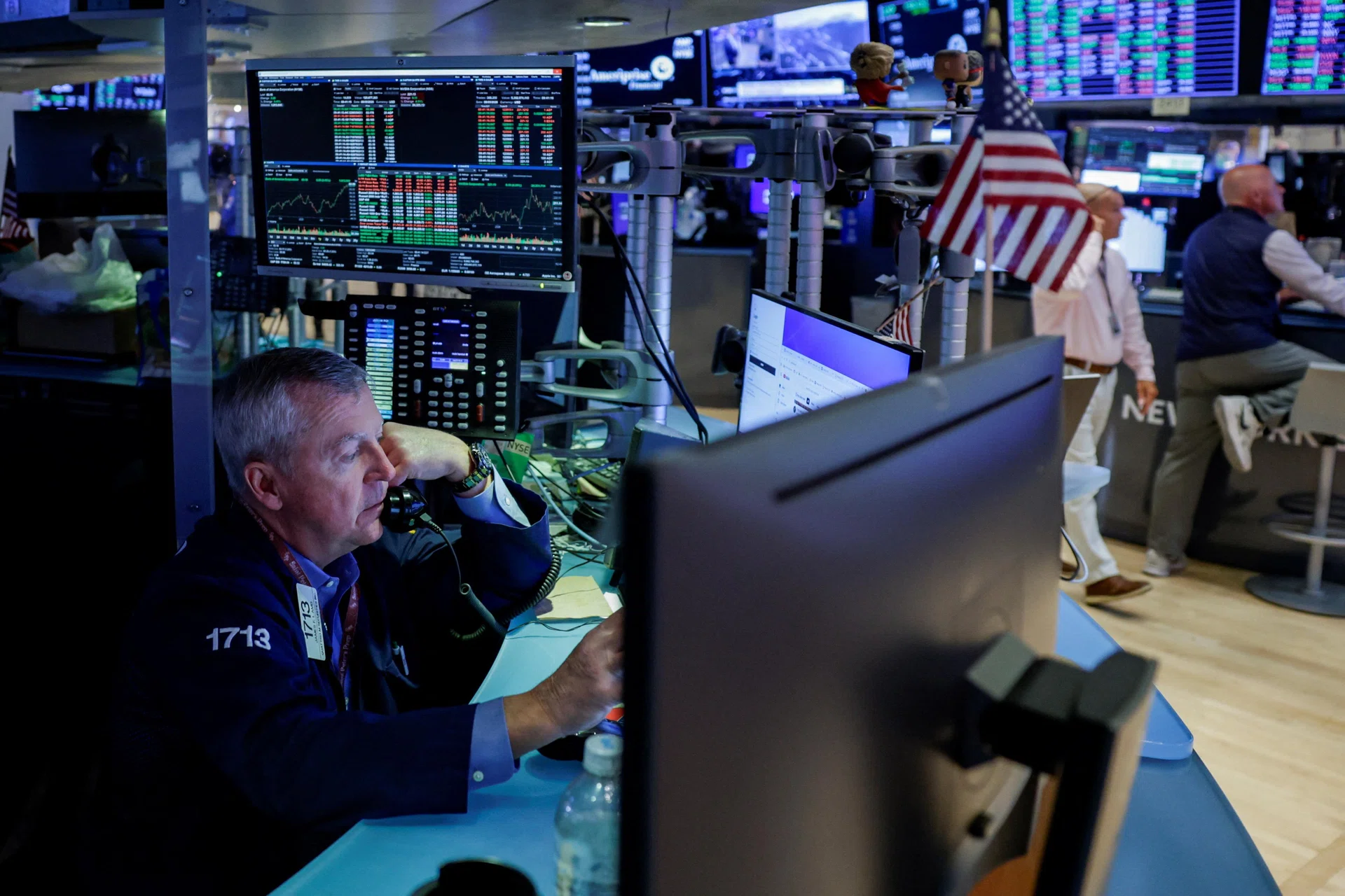 US stocks fall as investors eye Middle East talks, earnings
