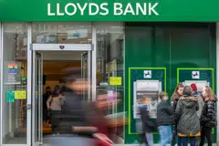 Thousands of Lloyd staff have signed a collective grievance opposing a pilot scheme to assess how the bank offered flexible working.