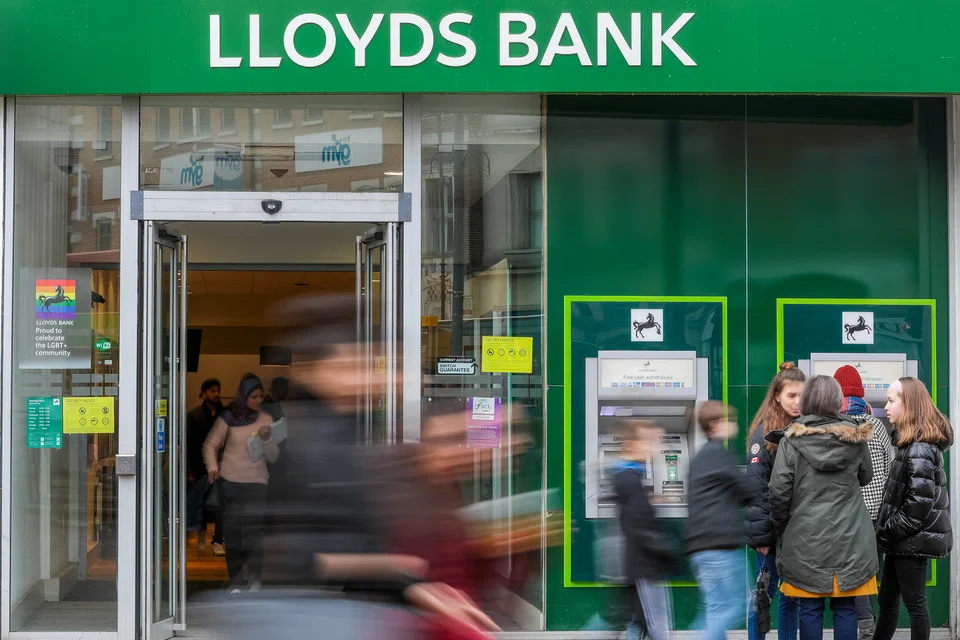 Thousands of Lloyd staff have signed a collective grievance opposing a pilot scheme to assess how the bank offered flexible working.