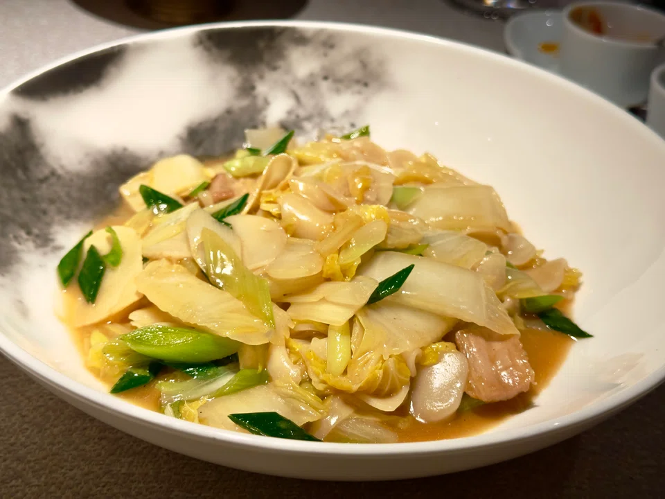 Stir-fried rice cake and cabbage.