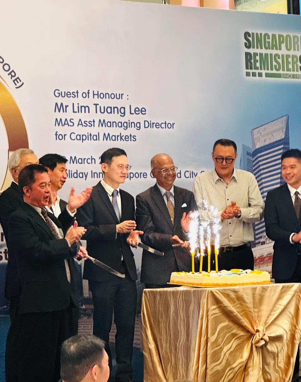 SRS president S Nallakaruppan (third from right) and MAS assistant managing director for capital markets Lim Tuang Lee to his right celebrating SRS' 40th anniversary with industry leaders.