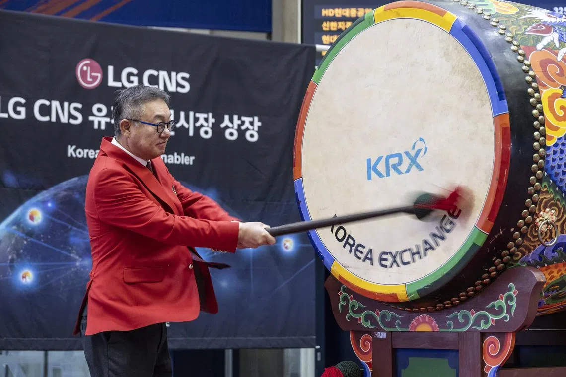 Hyun Shin-gyoon, chief executive officer of LG CNS, strikes the drum during the company's listing ceremony at the Korea Exchange (KRX) in Seoul, South Korea, on Feb. 5.