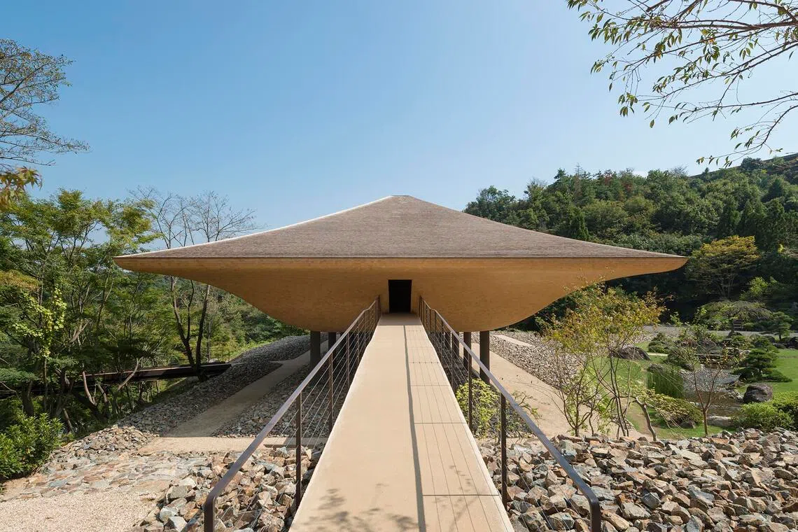 Kohtei's ship-like structure is clad in wooden shingles adapted from the traditional kokerabuki technique.