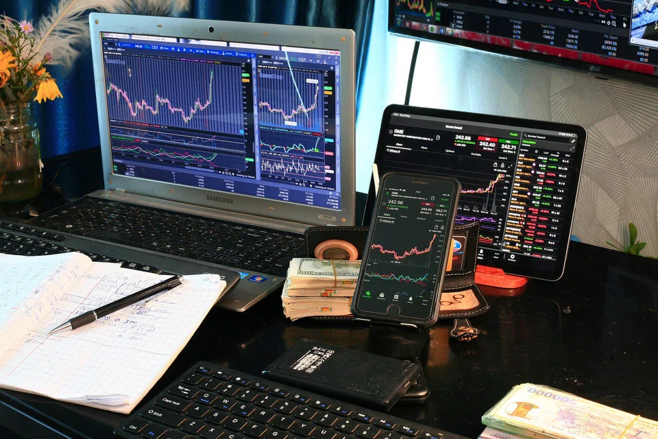 Blotnick sought US$6.8 million in loans and received about US$4.6 million. He went on to deposit much of the money in brokerage funds and lost more than US$3 million in unsuccessful stock trades.