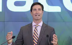 An experienced restaurant executive, Starbucks new CEO Brian Niccol got more power than his predecessor from day one.