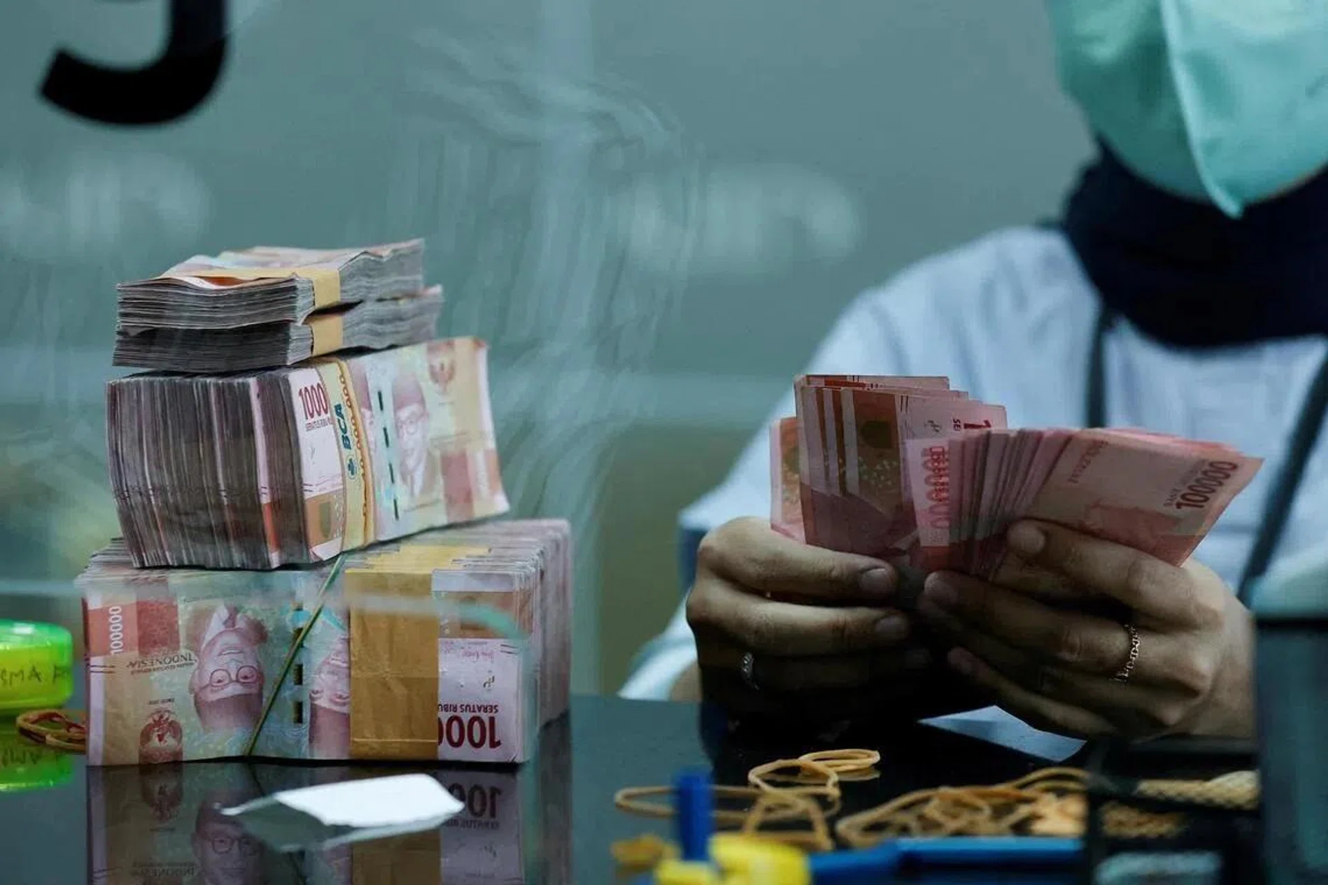 Rupiah hits new low, breaches 14,000 threshold against Singdollar