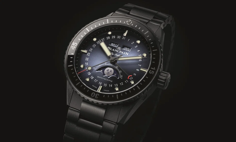 The latest Bathyscaphe Quantieme Complet Phases de Lune features Blancpain’s first full ceramic bracelet in black.