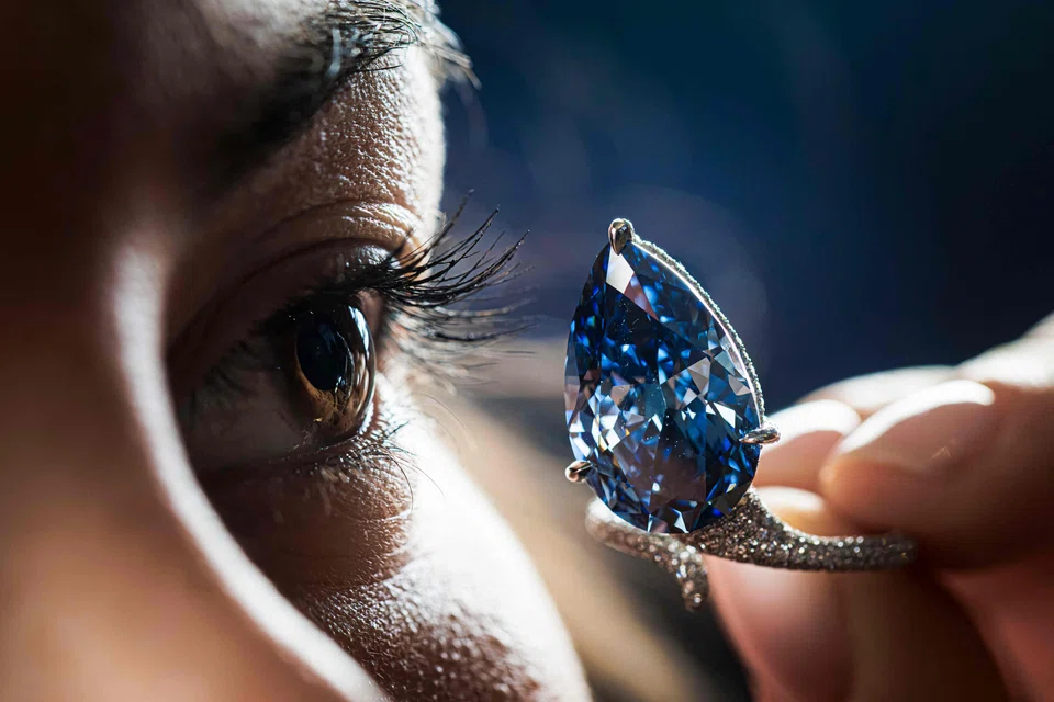The 9.51-carat vivid blue diamond known as "The Mellon Blue" is graded as internally flawless. It used to be owned by US art collector Bunny Mellon.