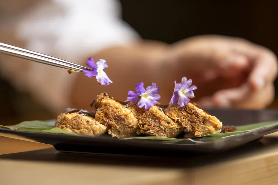 Monkey head mushrooms stewed in brown sauce tastes like braised meat.