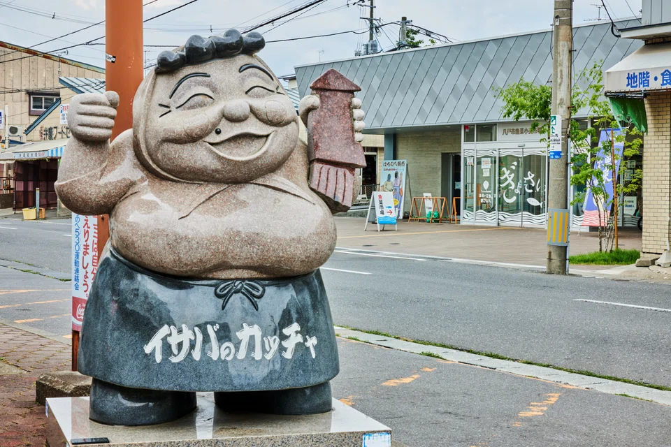 Mitsuminato Station Morning Market features a quaint statue representing the elderly women fishmongers.
