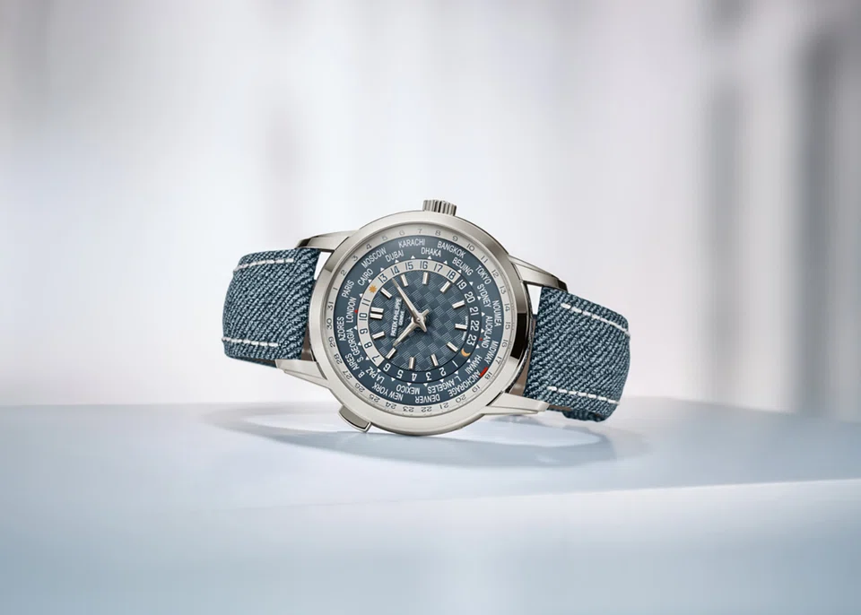 The distinctive Ref 5330G-001 World Time sports an opaline dial in an elegant shade of blue-grey with a carbon motif.