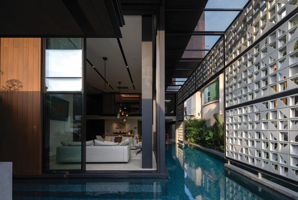 The main living spaces (left), the pool and the porous wall of breeze blocks (right) blur the boundaries between indoors and outdoors, adding aspects and perspectives to the house.