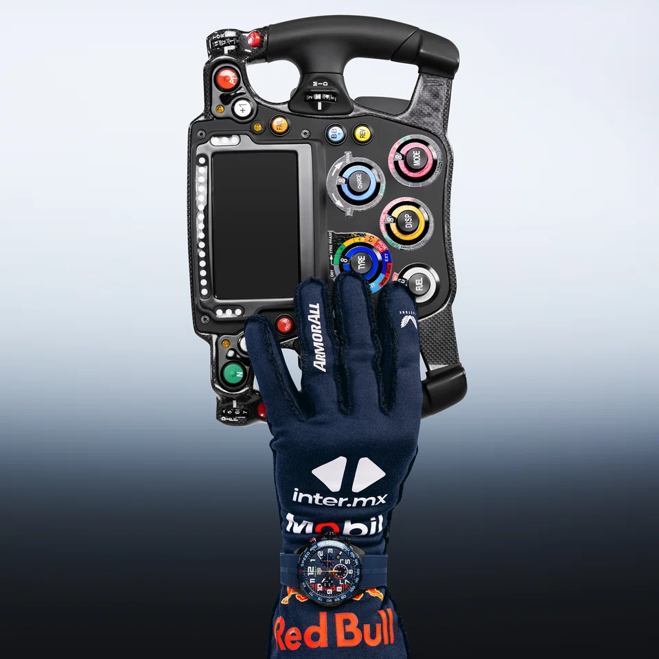 The TAG Heuer Formula 1 Chronograph x Oracle Red Bull Racing marks 20 years of high-speed triumphs.