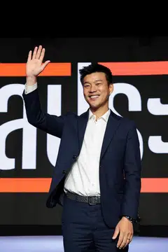 Support for Natthaphong Ruengpanyawut, leader of the People’s Party, rose to 24.76% from 17.2% last month.