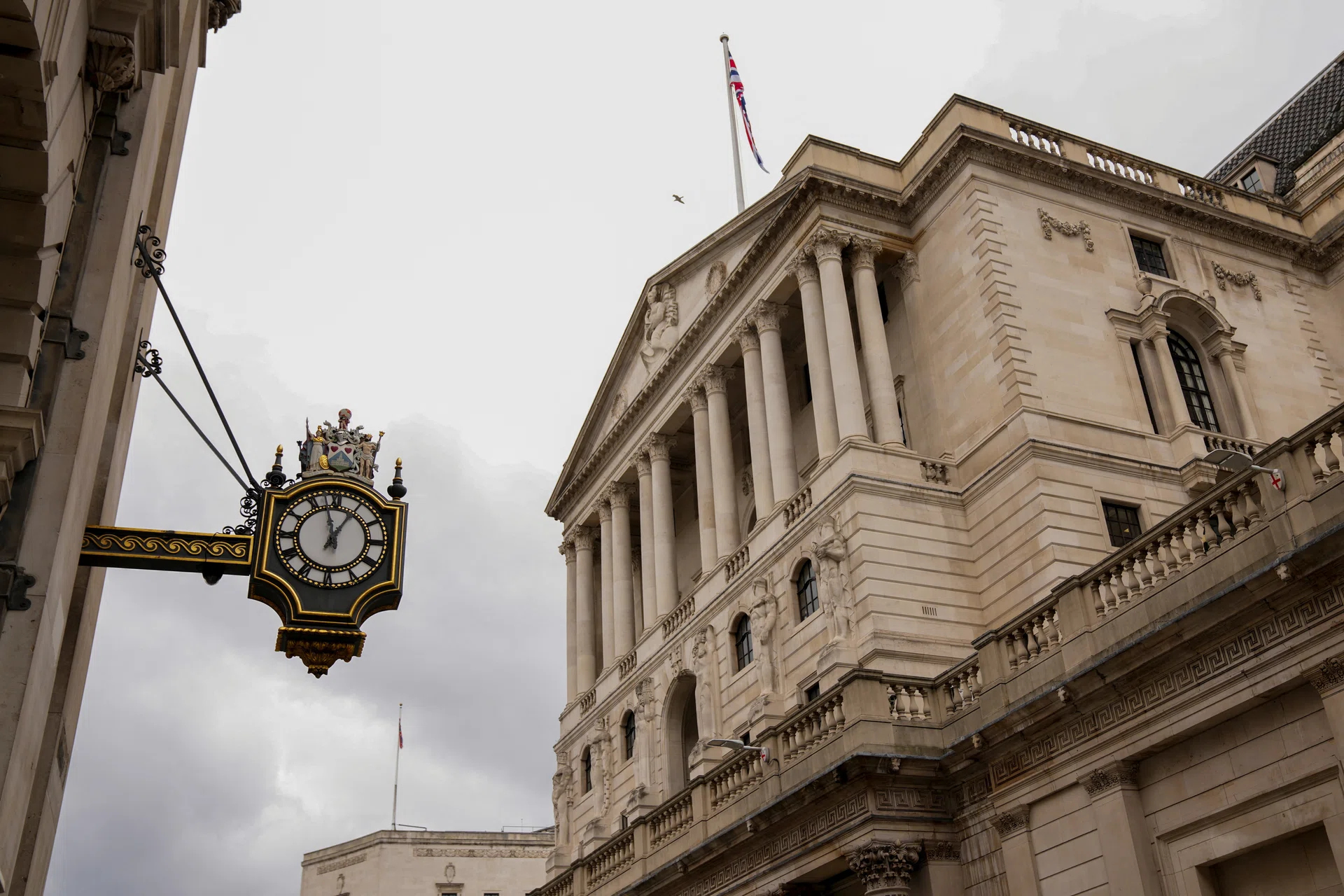 Bank of England cuts rates as it sees weaker growth and inflation spike ...