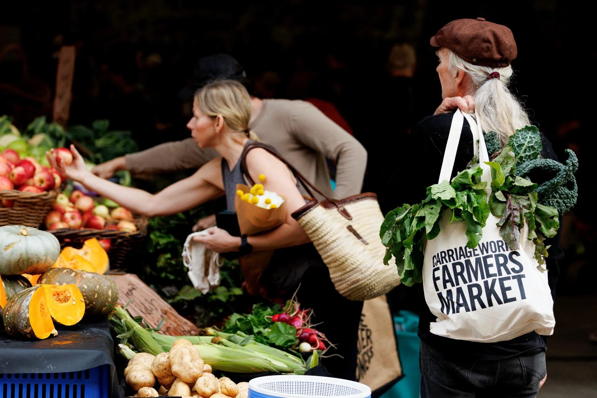 Australian household spending beats expectations in November