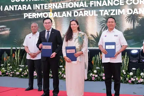 Exchanging of cooperation document between Tham Chee Aun, group CEO of Ditrolic Energy (second from left), Victoria Delmon, Regional Upstream Manager (Asia) of IFC (third from left) and Ramlee Bin A Rahman, president and CEO of Permodalan Darul Ta’zim (third from right), witnessed by the chief minister of Johor Onn Hafiz Bin Ghazi (second from right), Hasni Mohammad, chairman of Johor sustainability centre (far right) and state secretary Asman Shah Bin Abd Rahman (far left) .

