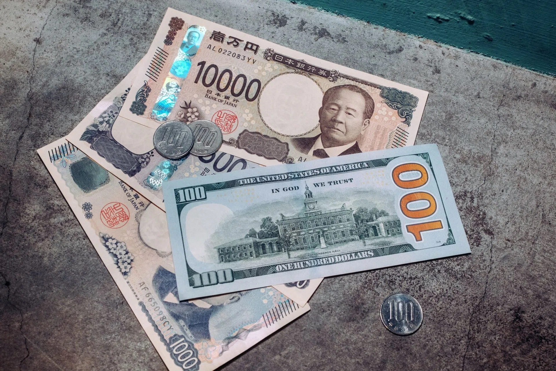 Yen struggles to keep intervention gains; US dollar near 6-week low on Iran deal concerns, payroll jitters