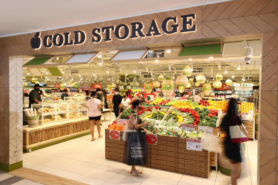 DFI Retail Group clocks a 2.6 per cent or US$0.06 increase to US$2.36, making the Asia retailer, with brands including Cold Storage, the top STI performer.