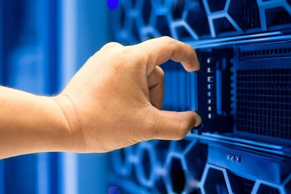 Hundreds of billions of dollars are being poured into the construction of data centres in the rece to support e er-larger AI models.