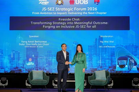 Johor Chief Minister Onn Hafiz Ghazi (left) and UOB Malaysia CEO Ng Wei Wei at a fireside chat during the JS-SEZ Strategic Forum 2026.