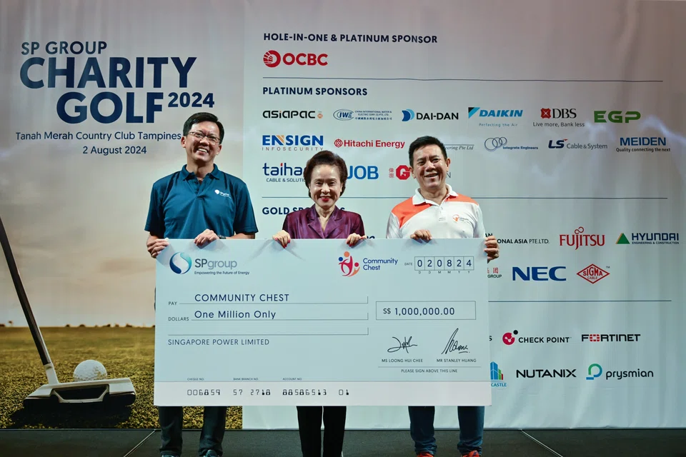 From left: Stanley Huang, group CEO of SP Group, and Leong Wai Leng, chairman of SP Group, present the S$1 million cheque to Chew Sutat, chairman of Community Chest. 