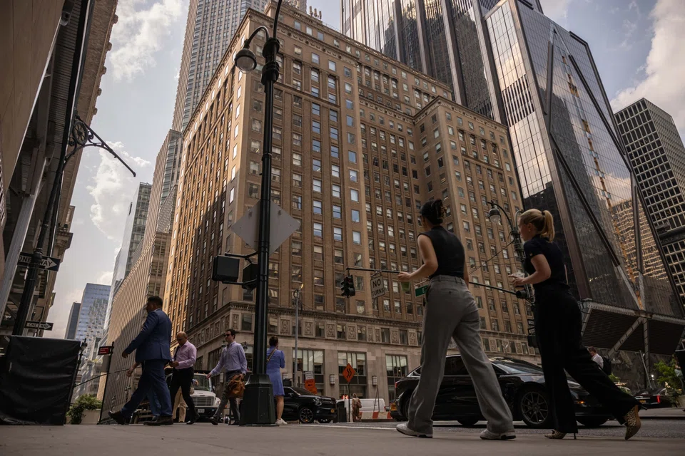 With the deal, JPMorgan will expand its presence on Park Avenue, where the bank has been building a 1,388-foot tower for its new headquarters.