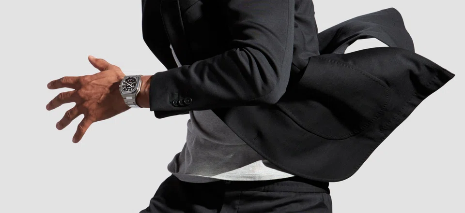 The new BR-X5 combines the aviation-inspired origins of the BR-01 and the urbane elegance of the BR-05; and elevates both with modern, industrial-inspired design and technical dynamism.