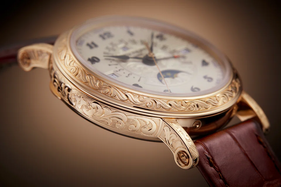 The hand-engraved work on the Reference 5160/500R was inspired by a pocket watch in the Patek Philippe Museum.