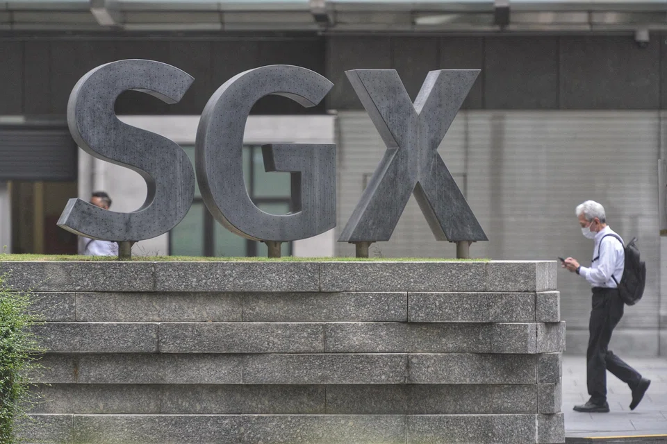 On the Singapore exchange, gainers outnumber losers 80 to 41 after 216.1 million securities worth S$83.6 million change hands. 