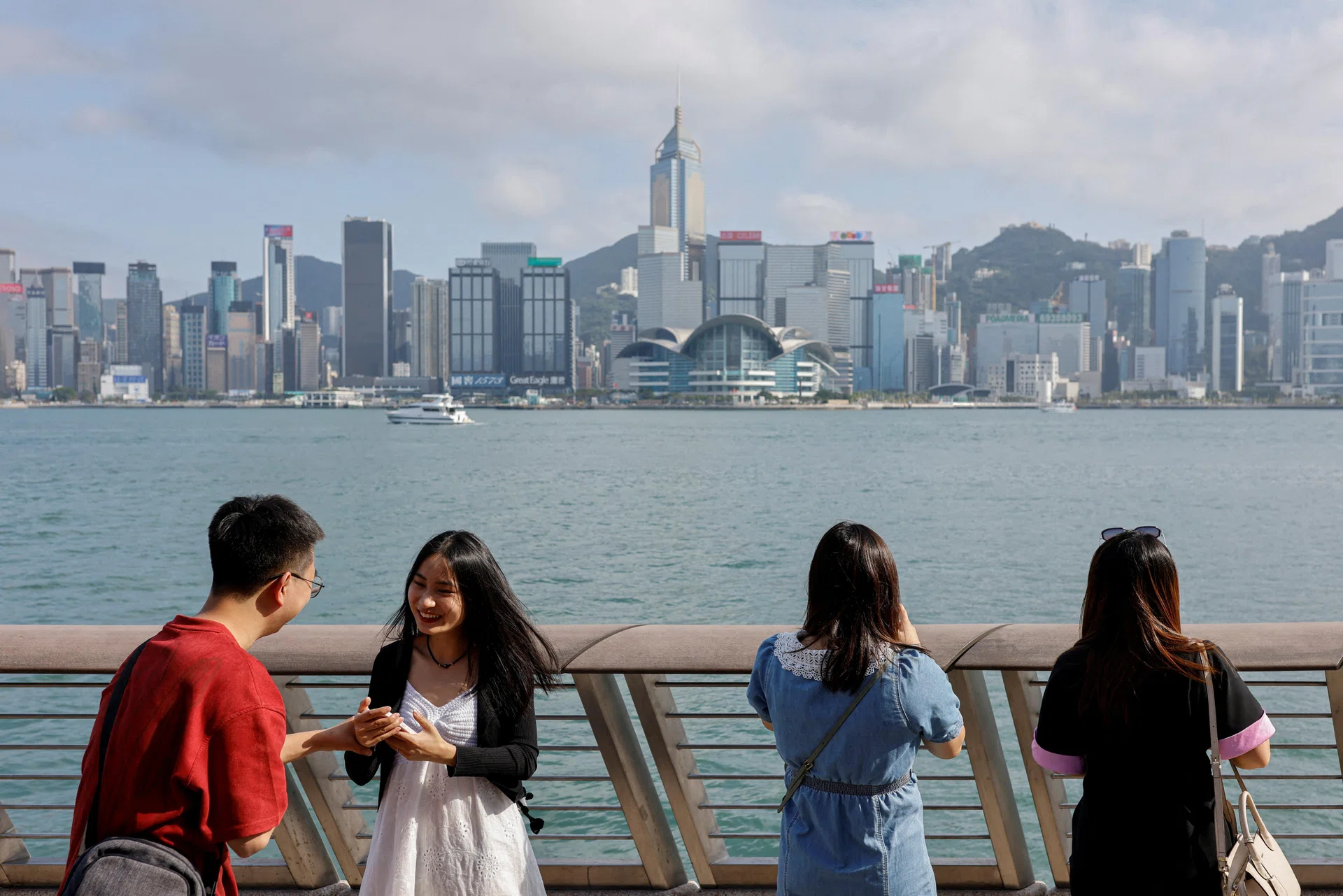 Hong Kong banks tighten scrutiny of Chinese clients after trading curbs