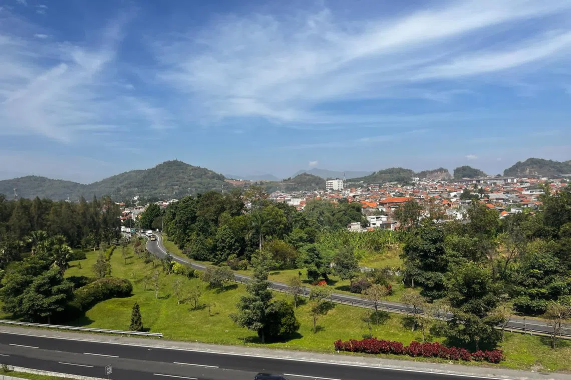 The Purbaleunyi Toll Road running parallel to the HSR. Constructed in 1989, it forms part of the existing highway network linking Jakarta and Bandung. The HSR has cut the 3.5-hour drive to a train ride of less than an hour.