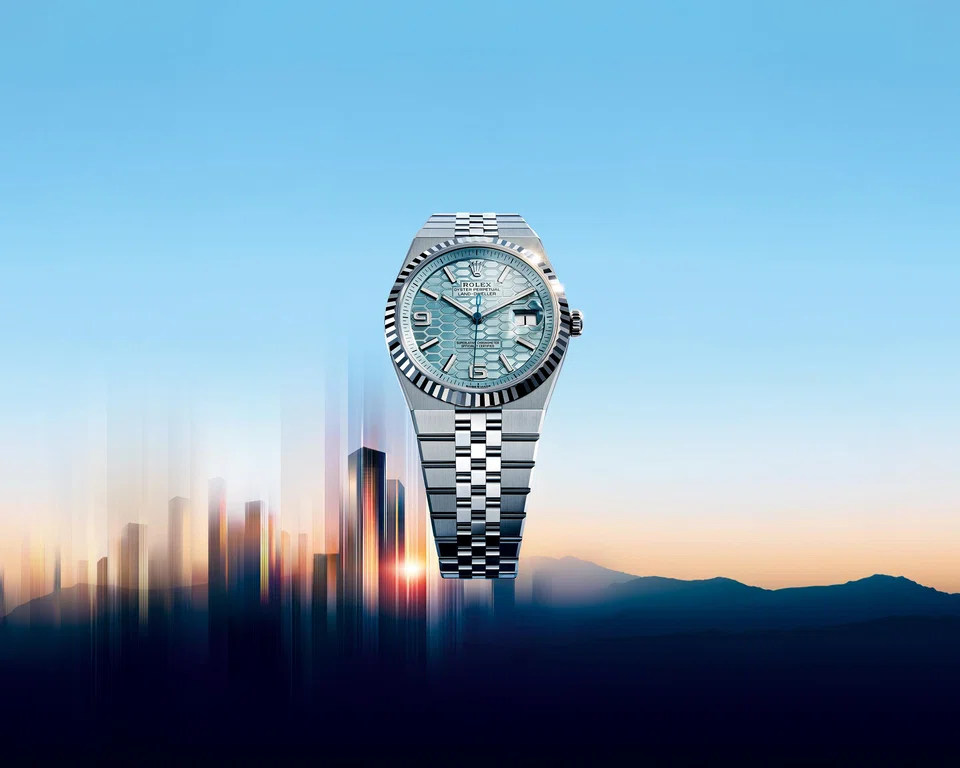 In recognition of its platinum status, this 40 mm Land-Dweller is graced by an ice-blue dial in sunray finish.