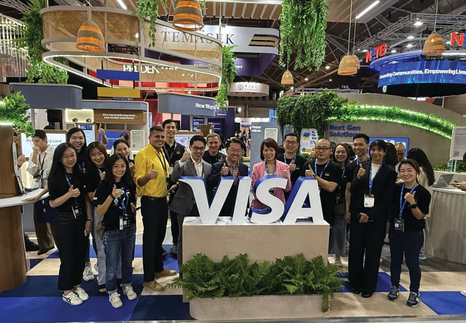 The Visa team with Monetary Authority of Singapore, Chief Fintech Officer, Kenneth Gay at Singapore Fintech Festival 2024.