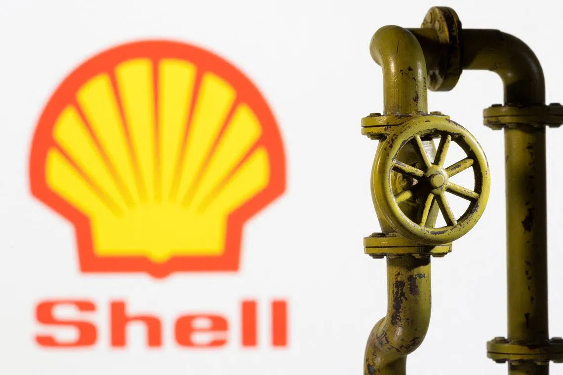 Shell is evaluating a potential acquisition of BP, but is taking a cautious wait-and-see strategy. 