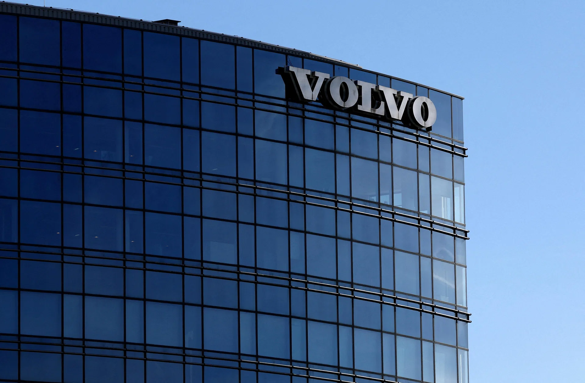 Volvo Cars Q4 profits tumble on tariff hit, challenging market