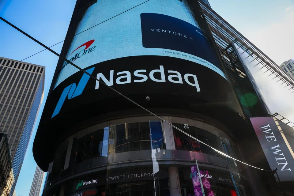 The S&P 500 climbed 0.65% to end the session at 6,966.28 points.