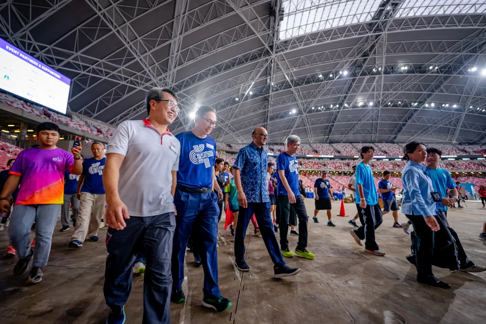 From left:  Tan Kwang Cheak, CEO of SCS; Dr Ang Peng Tiam, CEO of TalkMED Group; President Tharman Shanmugaratnam, patron of SCS; Lee Meng Tat, chairman of SCS walk the lap with all participants at Relay For Life 2025.