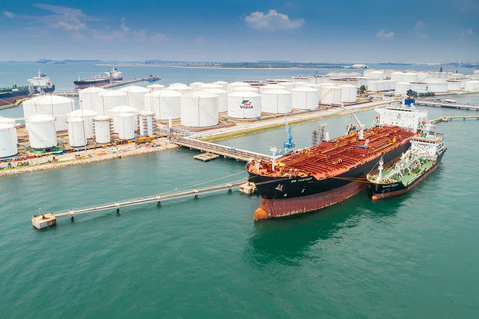 Digital bunkering will speed up the process of refuelling ships and save up to 40,000 man-days a year. 