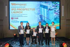 Founder and chief executive of 99 Speed Mart Lee Thiam Wah (third from left) with company directors and representatives from CIMB Investment Bank at the IPO prospectus launch event.
