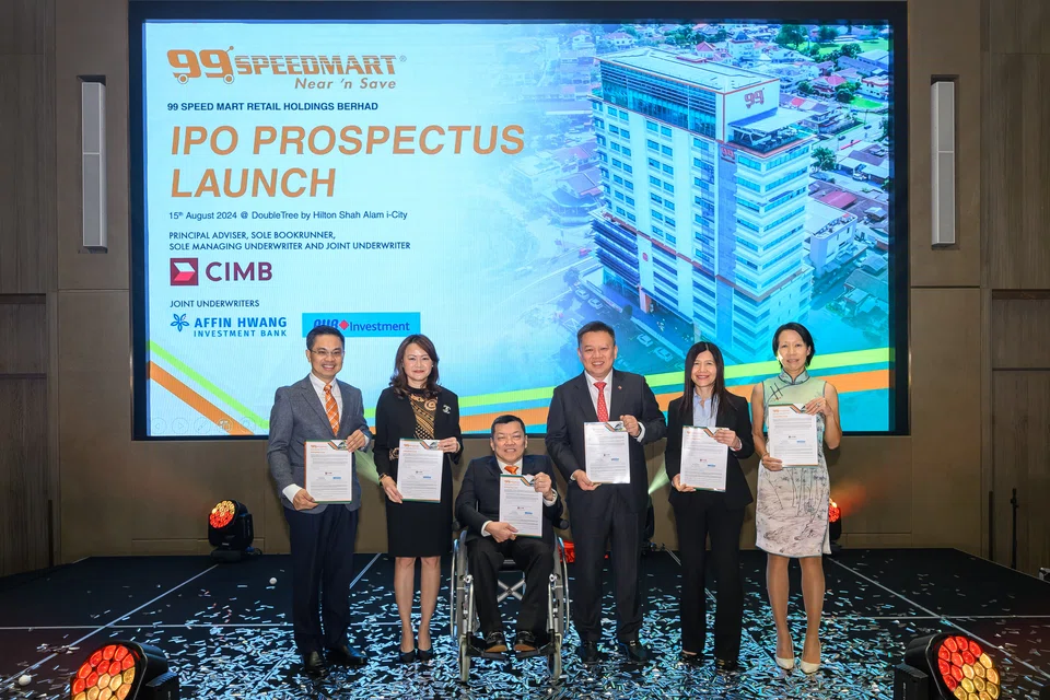 Founder and chief executive of 99 Speed Mart Lee Thiam Wah (third from left) with company directors and representatives from CIMB Investment Bank at the IPO prospectus launch event.