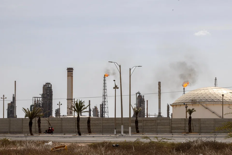 Trafigura and Vitol Group have obtained preliminary licenses from the US Treasury to help market the pledged Venezuelan crude oil. 