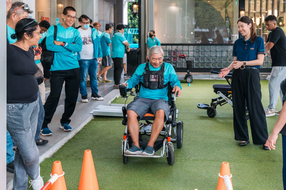 A Deliveroo rider uses a PMA during a simulation activity at the workshop.