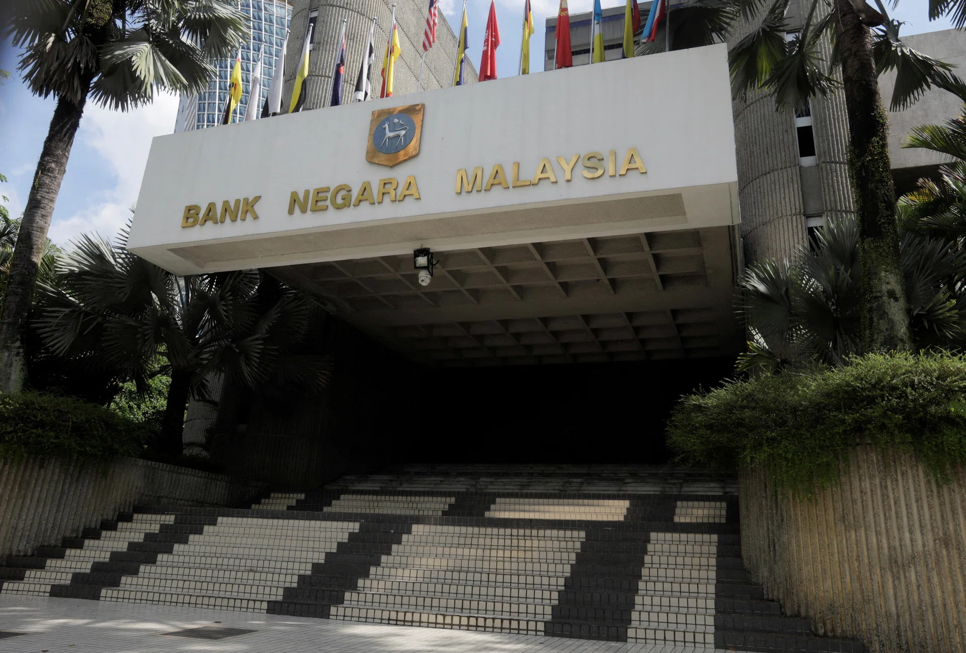 Malaysia's central bank holds key rate at 2.75%