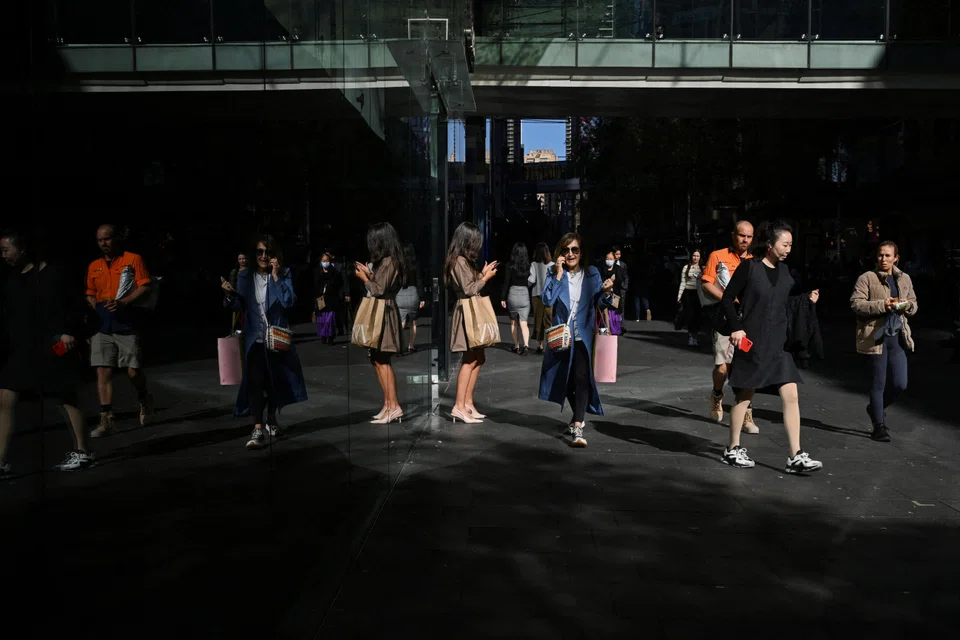 The Australian Bureau of Statistics’ monthly household spending indicator (MHSI) showed a seasonally adjusted rise of 0.4 per cent in January from December, when it rose by 0.2 per cent.