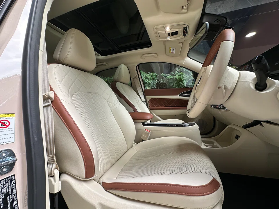 There’s a glass roof that lets light pour in and make the cabin feel bright and airy.