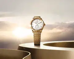 The Perpetual 1908 in 18-carat yellow gold is now available on a bracelet fashioned entirely in this precious metal.